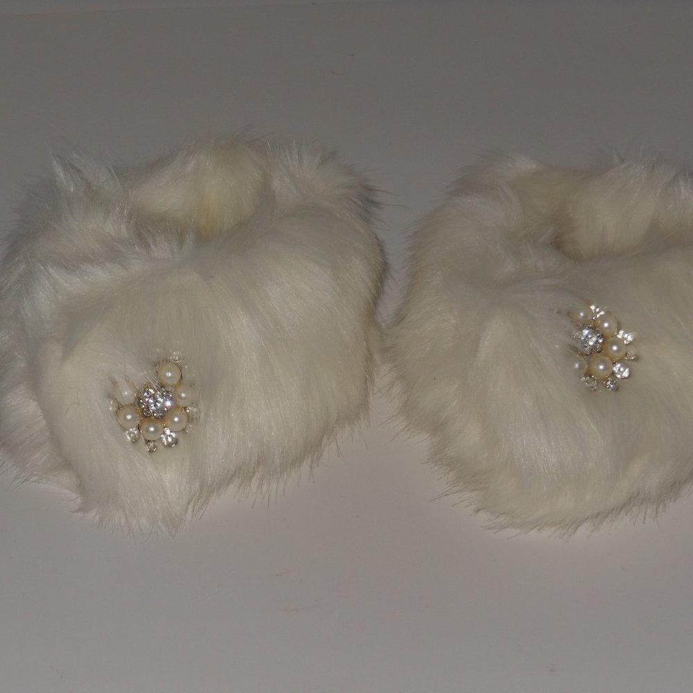 D. STEVENS WHITE CITY ESCAPE GARDEN COLLAR FAUX FUR COLLAR CUFFS ONE SIZE